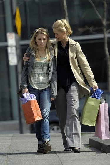 Kelly Rowan y Emily Osment en Acoso en la red social