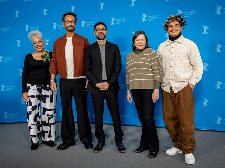 Rodrigo Santoro, Denise Weinberg, Gabriel Mascaro, Miriam Socarrás y Adanilo en El Sendero Azul (Berlinale. Febrero 2025)