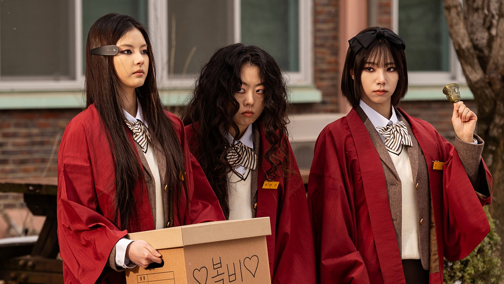 Hong Ye-ji, Yeoreum y Lee Hwa-won en teaching-practice-idiot-girls-and-school-ghost-2