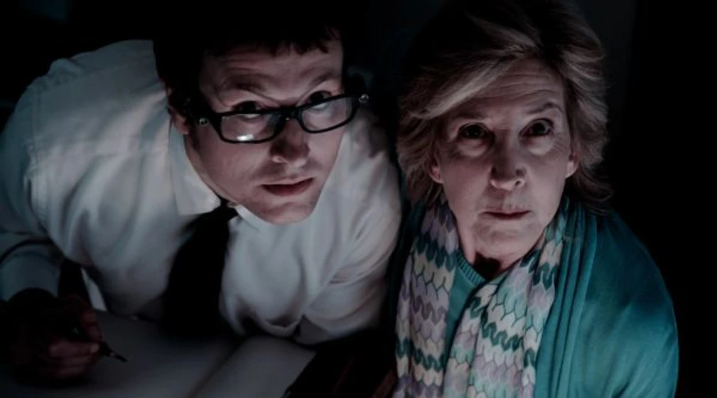 Lin Shaye y Leigh Whannell en insidious