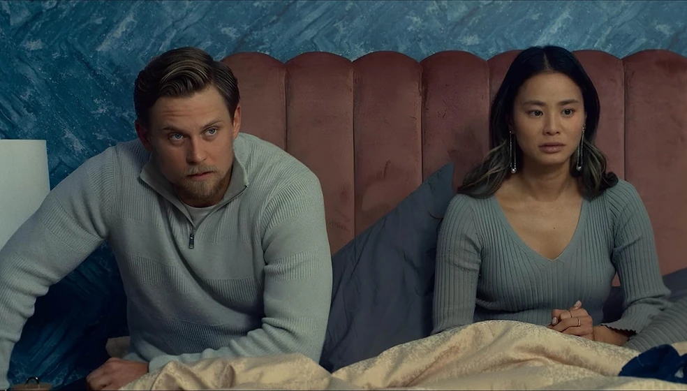 Jamie Chung y Billy Magnussen en la-reunion-2024