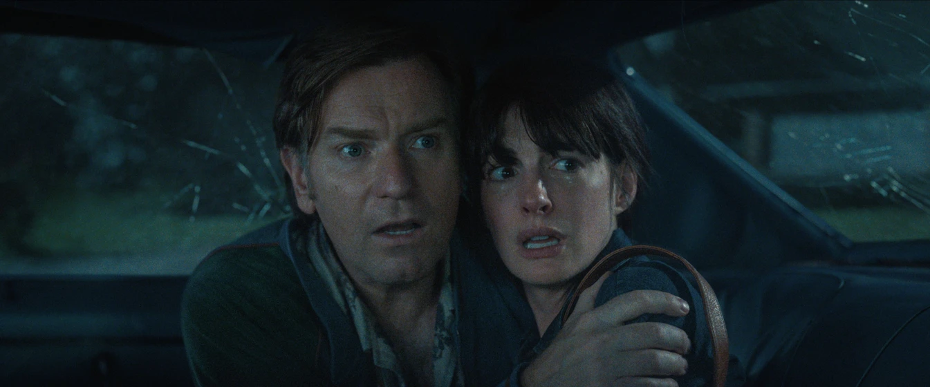 Ewan McGregor y Anne Hathaway en el-final-de-la-calle-oak