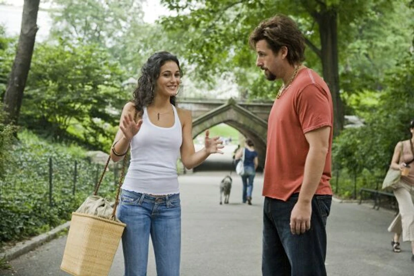 Adam Sandler y Emmanuelle Chriqui en zohan-licencia-para-peinar