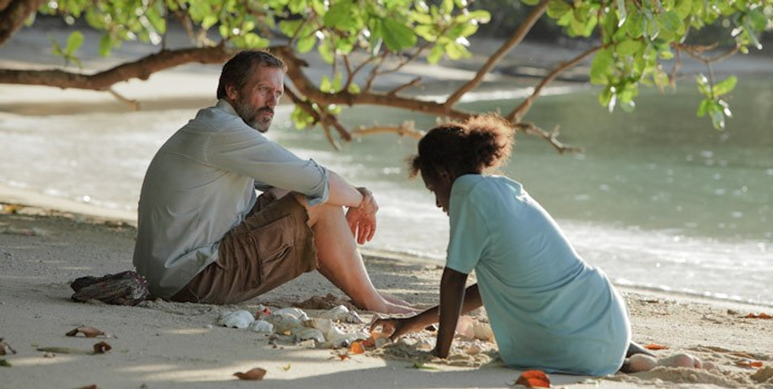 Hugh Laurie y Xzannjah Matsi en Mr. Pip
