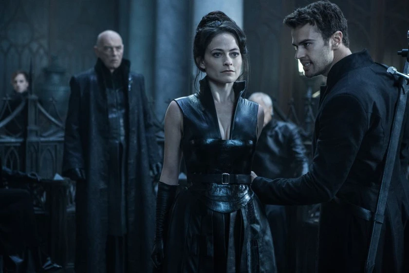 Lara Pulver y Theo James en underworld-guerras-de-sangre