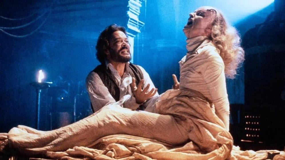 Raul Julia y Catherine Rabett en La Resurrección de Frankenstein