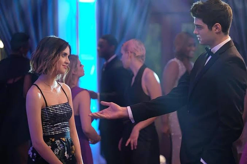 Laura Marano y Noah Centineo en la-cita-perfecta