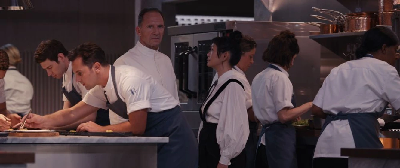 Ralph Fiennes y Hong Chau en el-menu