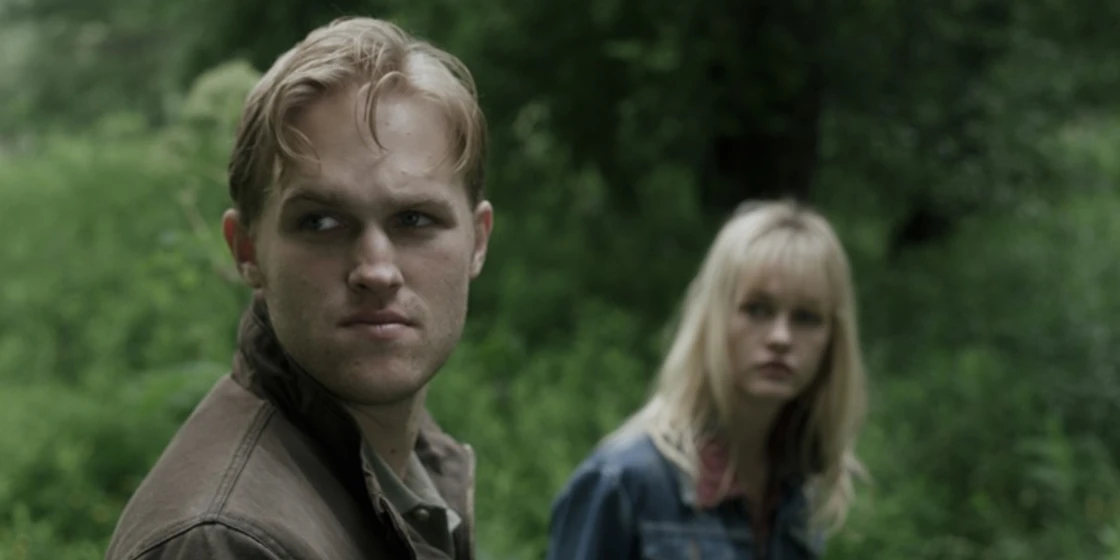 Ambyr Childers y Wyatt Russell en somos-lo-que-somos