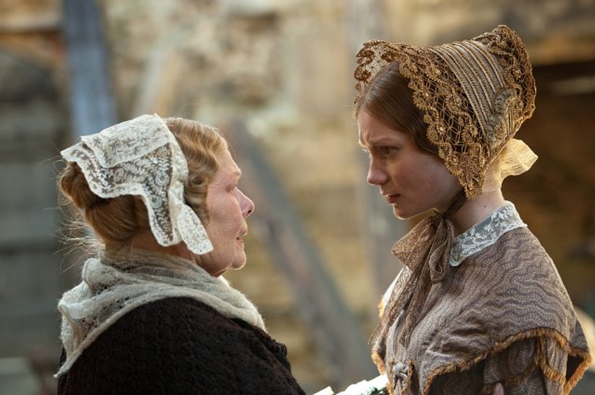 Judi Dench y Mia Wasikowska en Jane Eyre