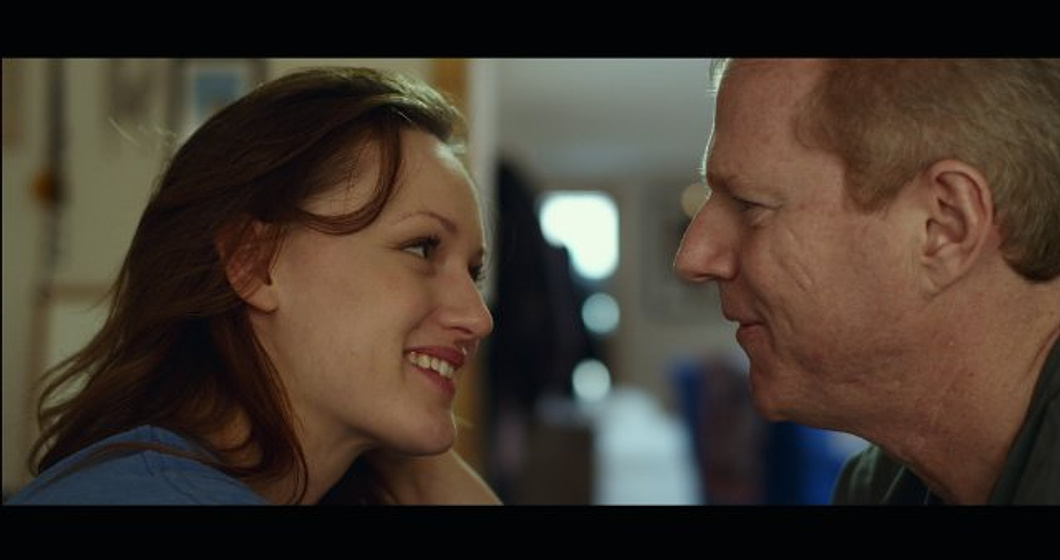 Noah Emmerich y Kerry Bishé en The Fitzgerald Family Christmas
