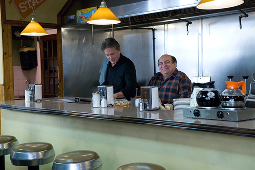 Danny DeVito y Michael Douglas en un-hombre-solitario