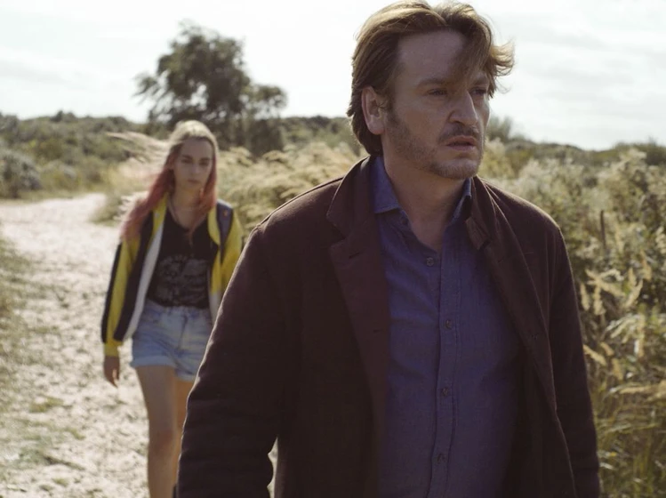 Benoît Magimel y Mya Bollaers en lola