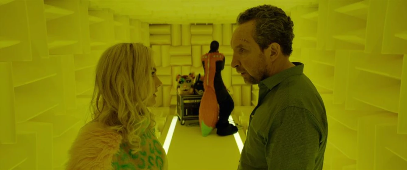 Ivana Baquero y Eddie Marsan en feedback