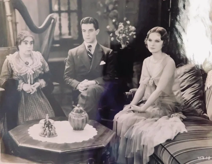 Dorothy Jordan, Ramon Novarro y Beryl Mercer en estudiantina