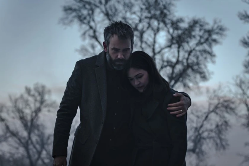 Julia Stiles y Rossif Sutherland en la-huerfana-primer-asesinato