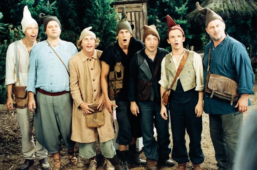 Imagen de 7-dwarves-men-alone-in-the-woods