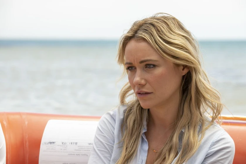 Katrina Bowden en tiburon-blanco