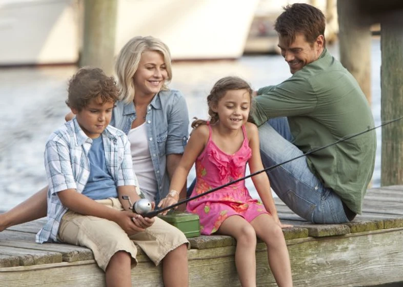 Josh Duhamel, Noah Lomax, Julianne Hough y Mimi Kirkland en Un Lugar donde refugiarse