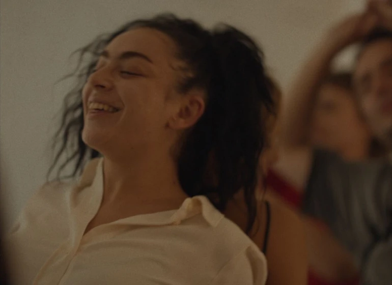 Charli XCX en erupcja