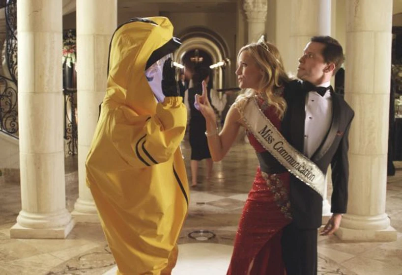 Leslie Mann y Jon Cryer en shorts-la-piedra-magica