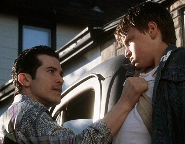 John Leguizamo y Noah Fleiss en joe-el-rey