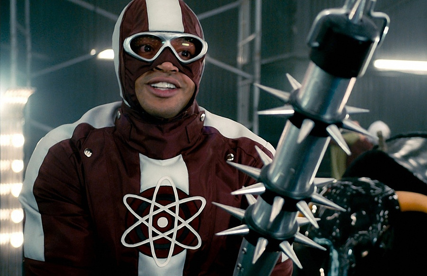 Donald Faison en Kick-Ass 2, con un par