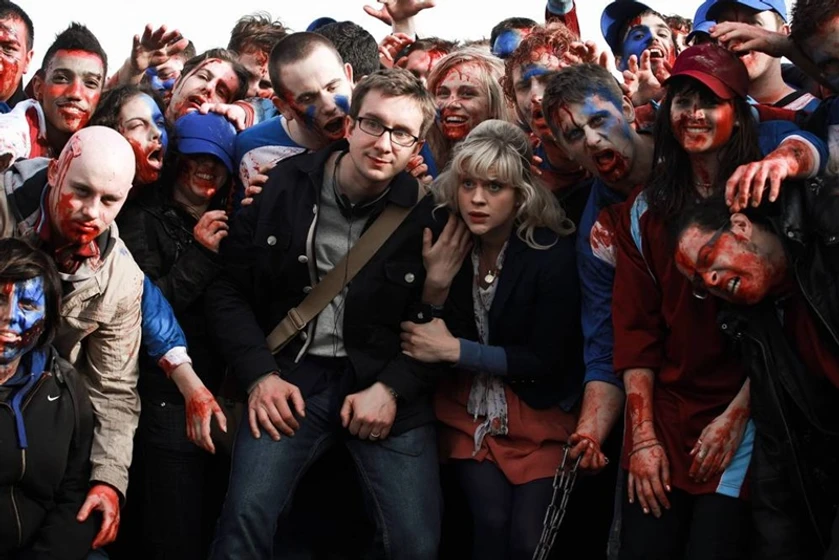 Georgia King y Matthias Hoene en Invasión Zombie