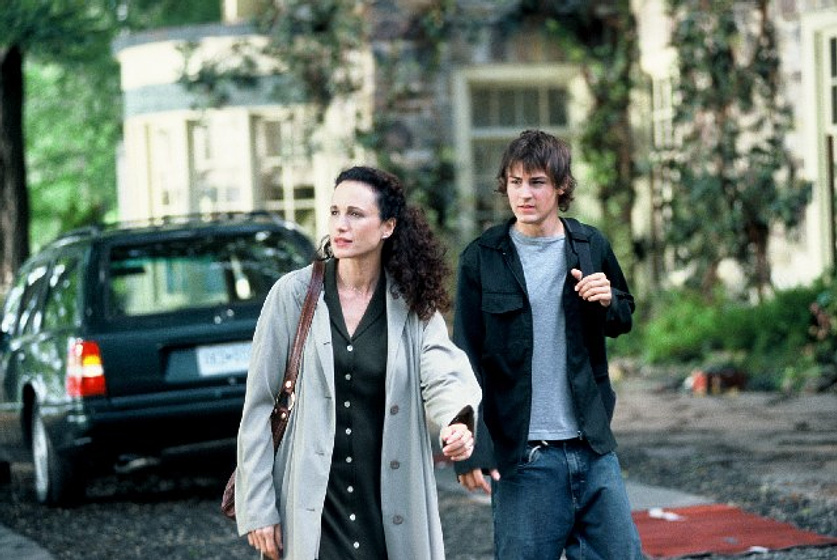 Andie MacDowell y Tyler Hynes en La Última Señal