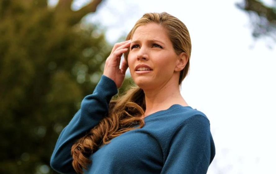 Charisma Carpenter en una-casa-en-las-afueras-2010