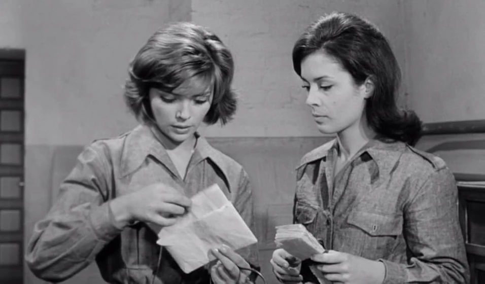 Barbara Lass y Michela Roc en un-hombre-lobo-en-el-dormitorio-de-mujeres