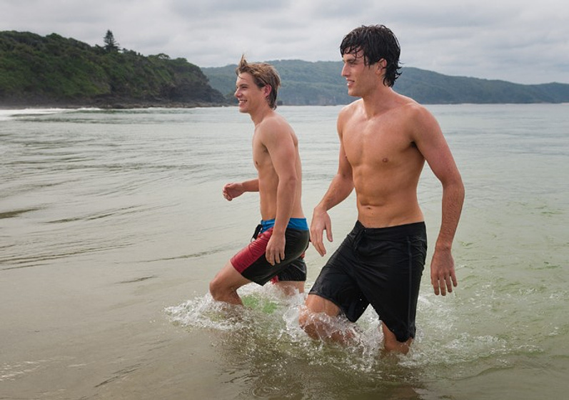Xavier Samuel y James Frecheville en Dos Madres Perfectas