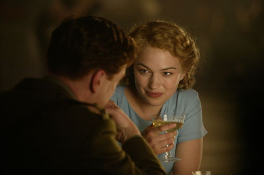 Damian Lewis y Sophia Myles en Fuga de Colditz