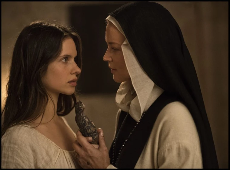 Virginie Efira y Daphne Patakia en benedetta