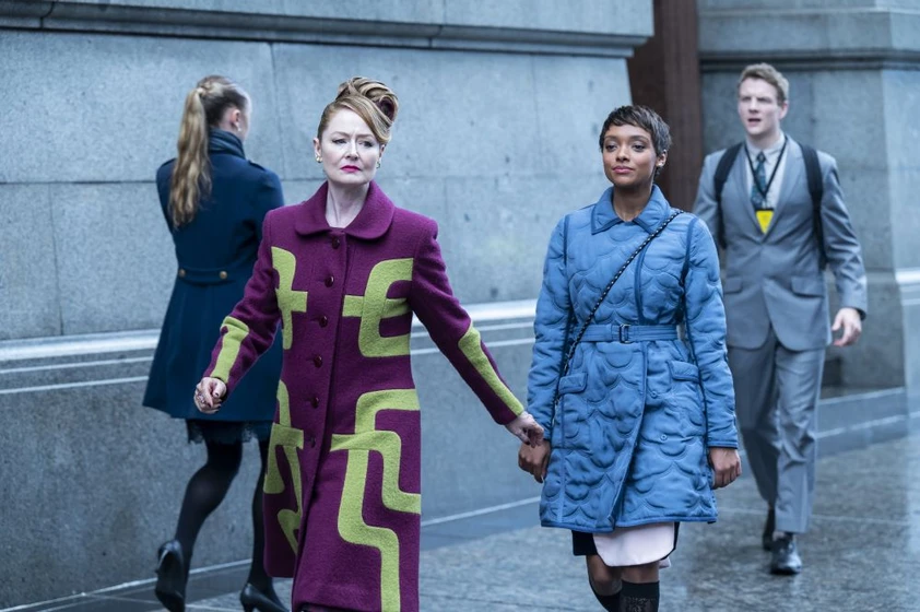Miranda Otto y Sophie Wilde en la-puerta-magica