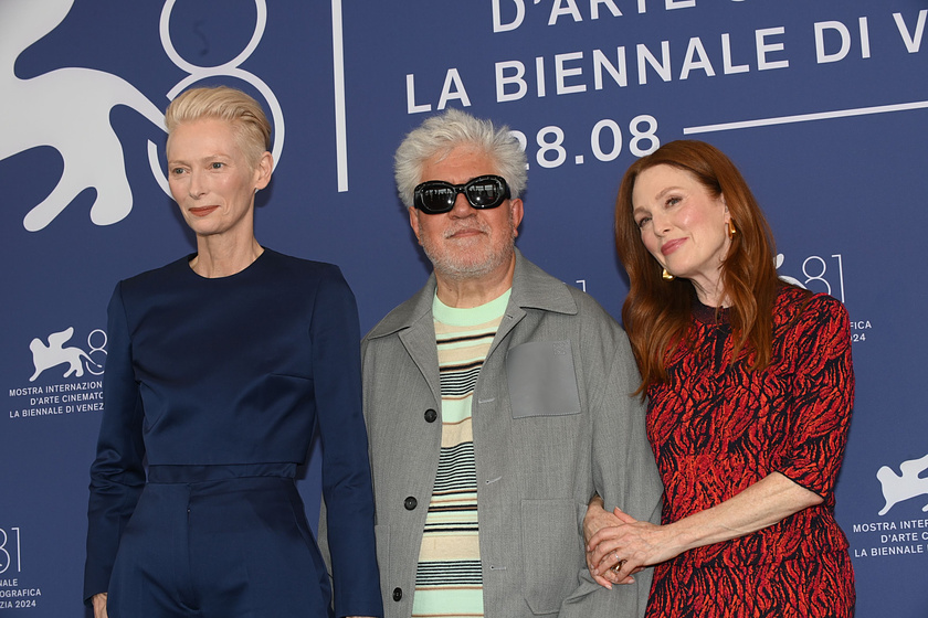 Julianne Moore, Pedro Almodóvar y Tilda Swinton en La Habitación de al Lado (Festival de Venezia. Septiembre 2024)