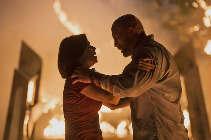 Neve Campbell y Dwayne Johnson en el-rascacielos