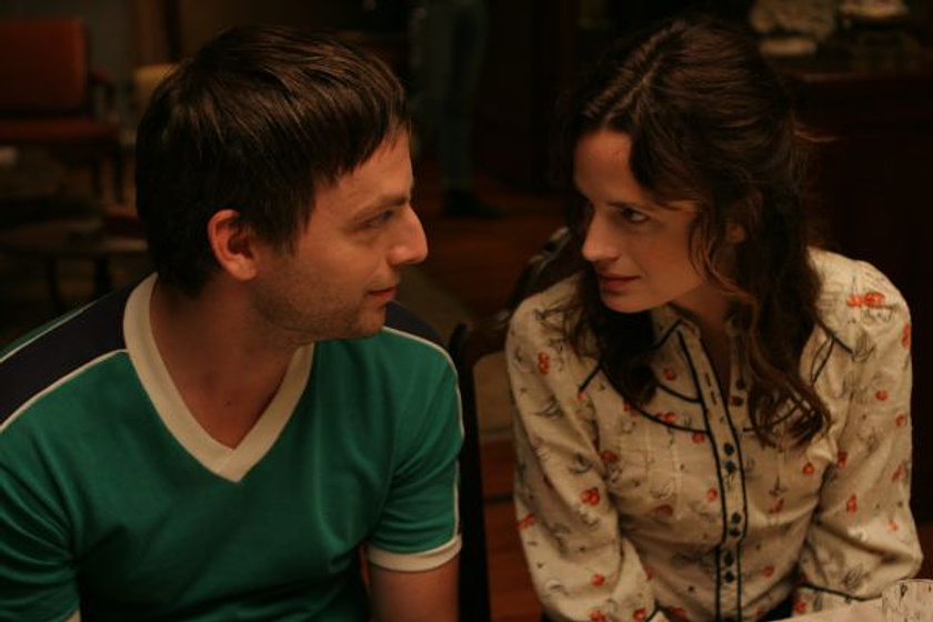 Elizabeth Reaser y Justin Kirk en Against the current