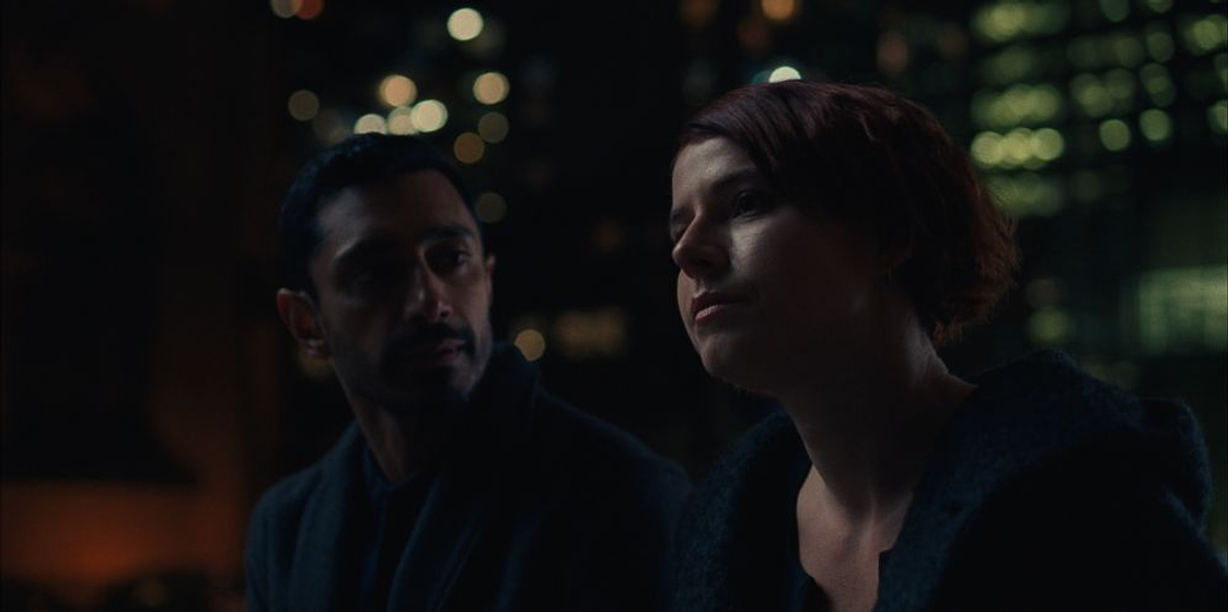 Riz Ahmed y Jessie Buckley en Esto va doler