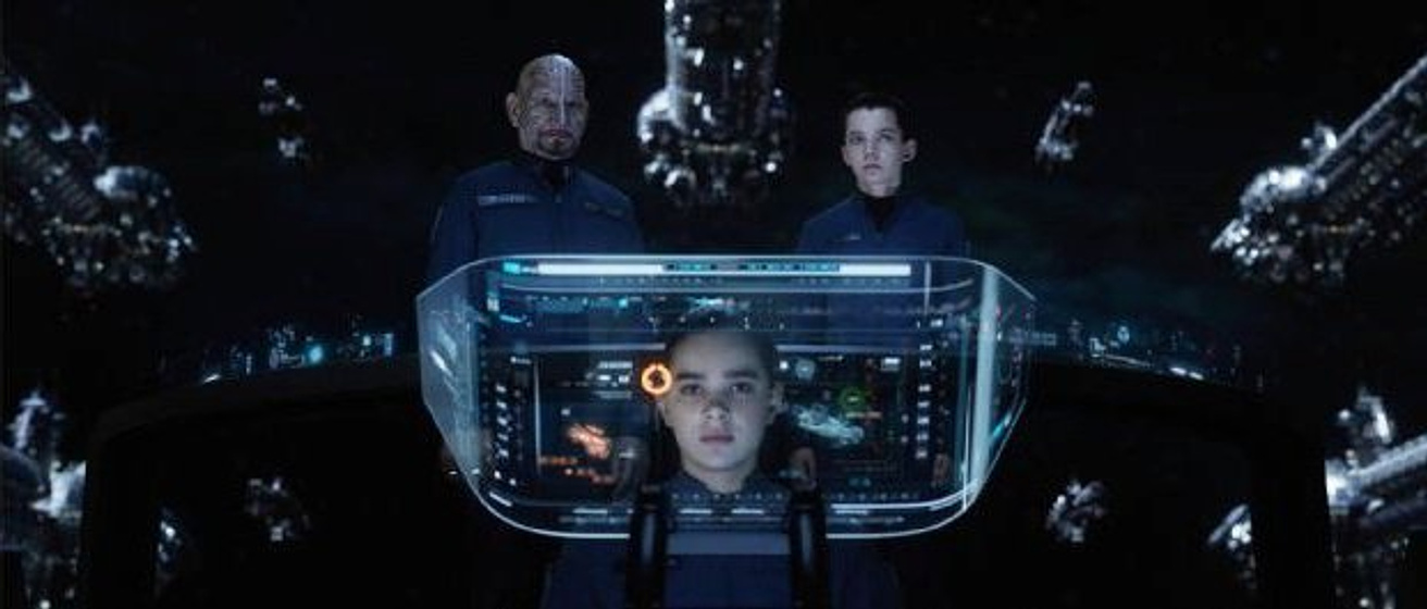 Ben Kingsley, Asa Butterfield y Hailee Steinfeld en El Juego de Ender