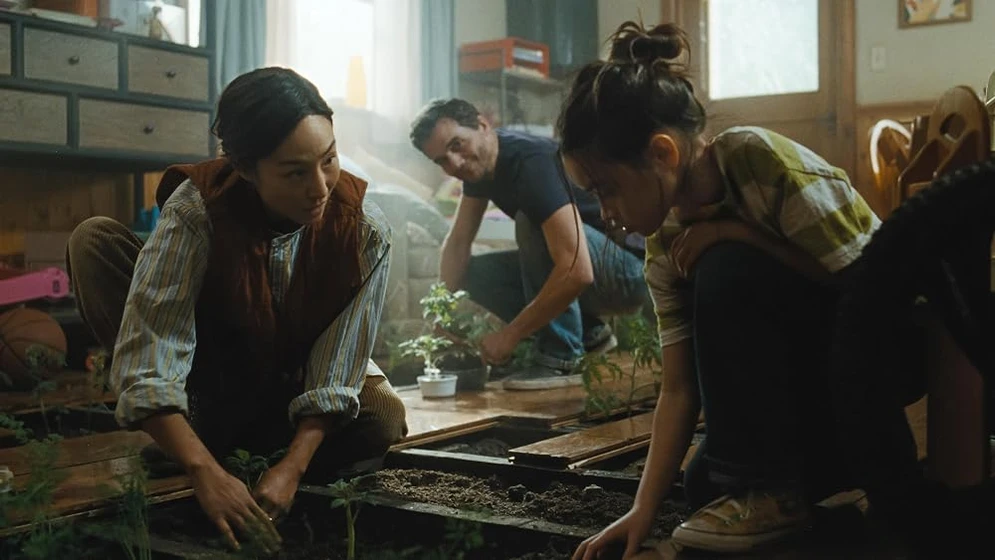 Wagner Moura, Greta Lee y Riley Chung en la-ultima-casa