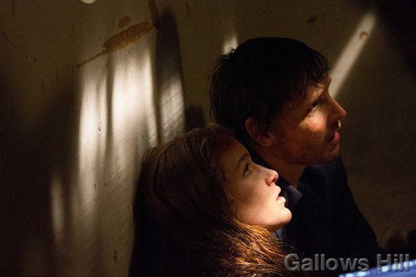 Peter Facinelli y Nathalia Ramos en The Damned