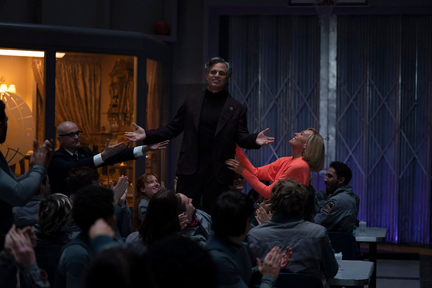 Toni Collette y Mark Ruffalo en Mickey 17