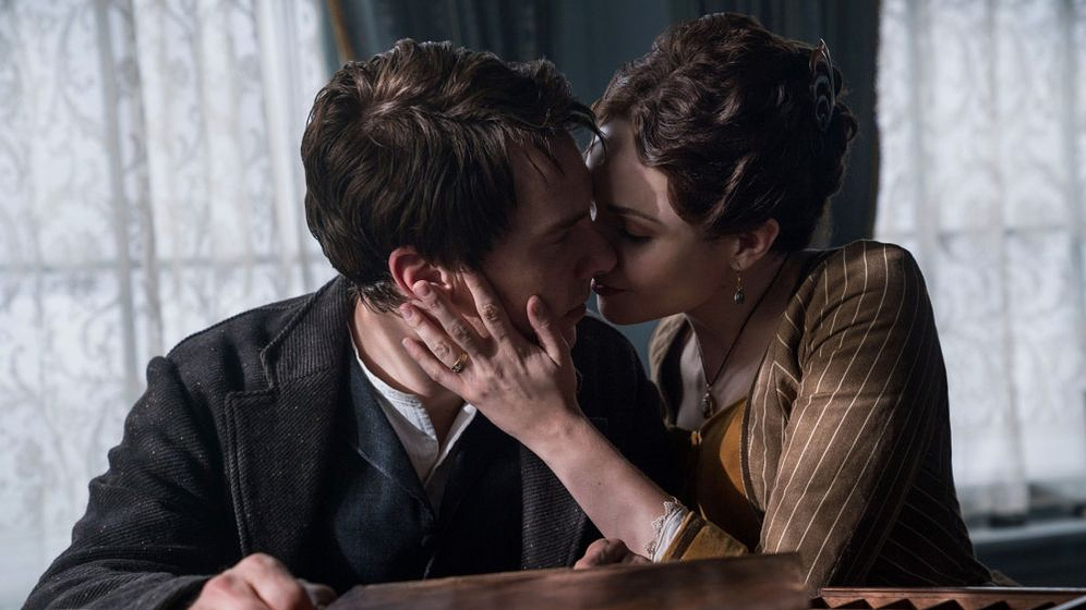 Benedict Cumberbatch y Tuppence Middleton en La Guerra de las Corrientes