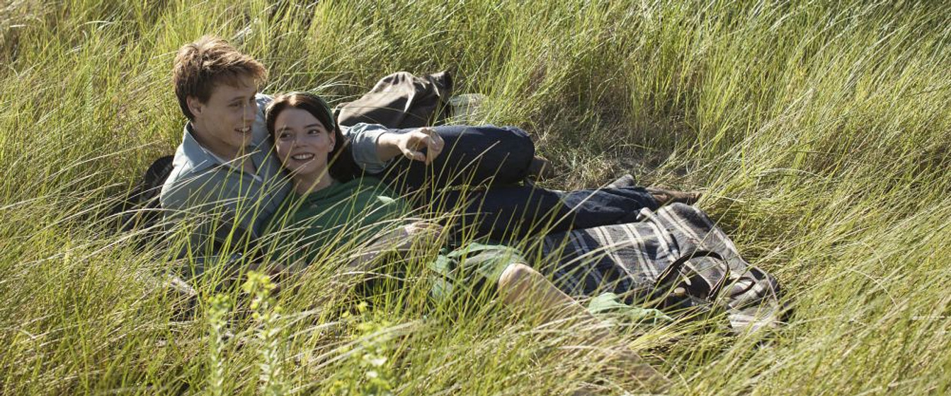 Anya Taylor-Joy y Charlie Heaton en El Secreto de Marrowbone