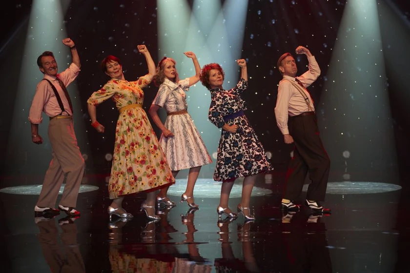 Celia Imrie, Timothy Spall, David Hayman, Imelda Staunton y Joanna Lumley en bailando-la-vida