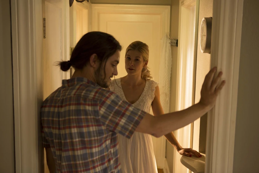 Rosamund Pike y Shiloh Fernandez en devolver-al-remitente