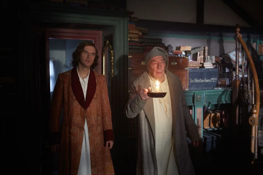 Christopher Plummer y Dan Stevens en el-hombre-que-invento-la-navidad