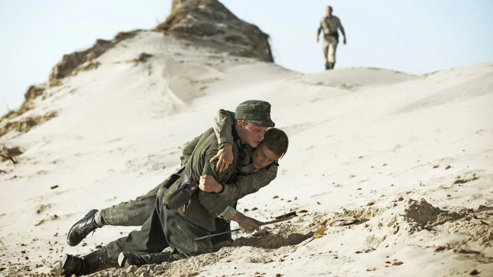 Imagen de land-of-mine-bajo-la-tierra