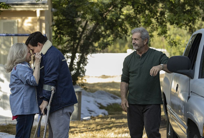 Mark Wahlberg, Mel Gibson y Jacki Weaver en El Milagro del Padre Stu